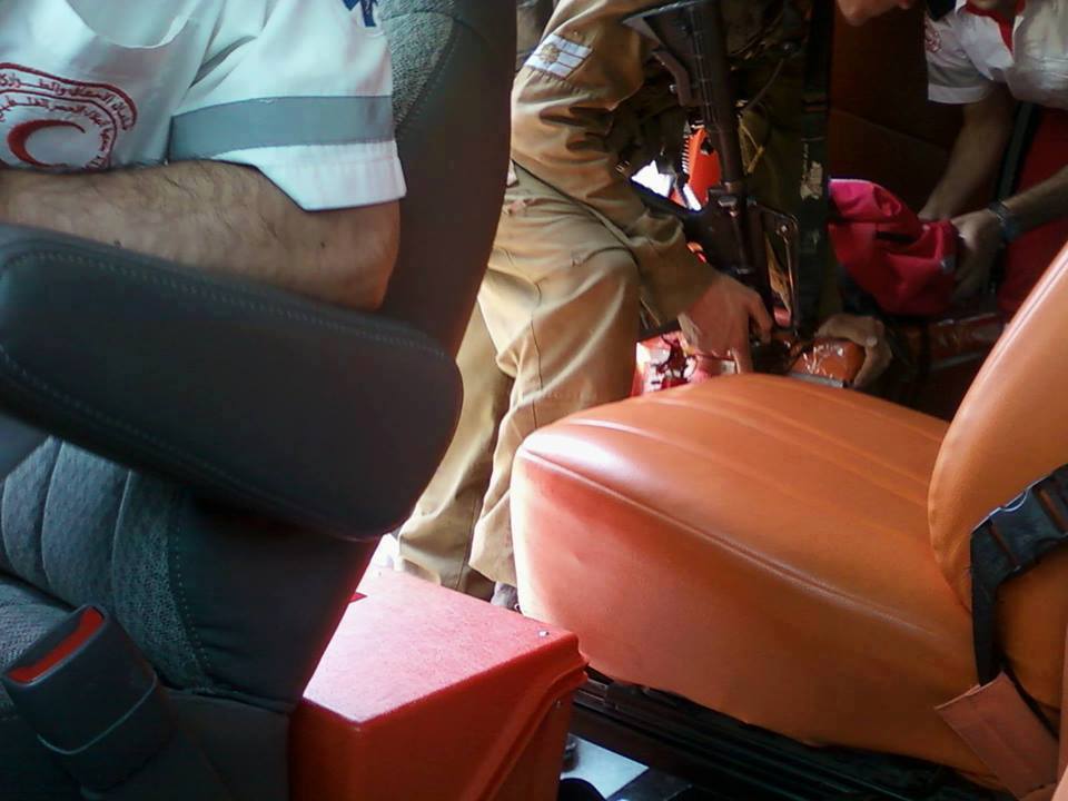 Scatto rubato. Militare israeliano che ispeziona un'ambulanza  nei pressi di Hebron.